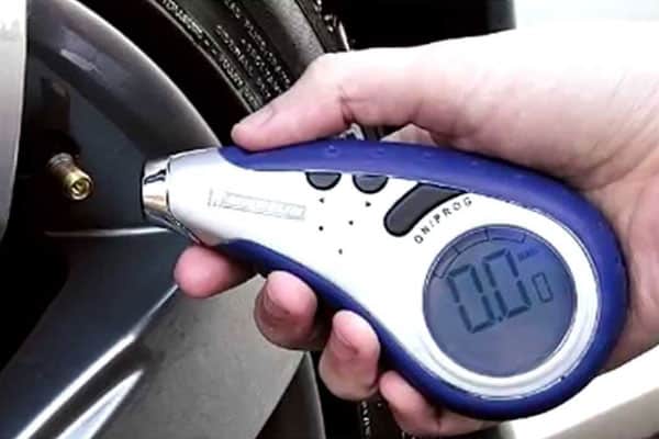 Digital tire gauge